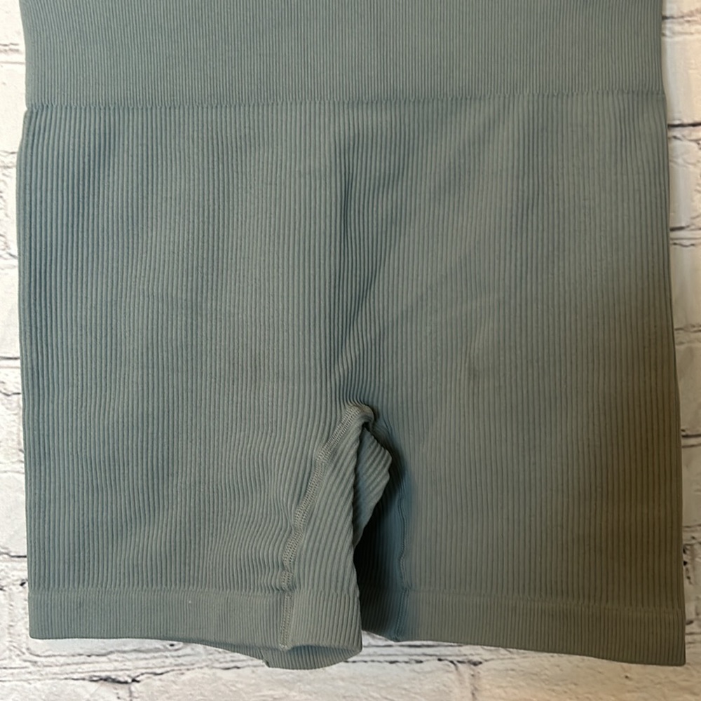 Two-Piece Ribbed Green Exercise Set Size Medium Excellent Condition - Picture 8 of 11